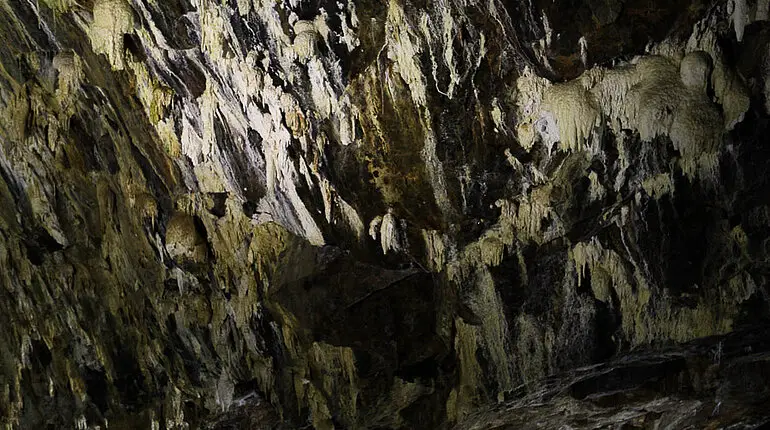 Bunt erstrahlende Felsen in der Algar do Carvao