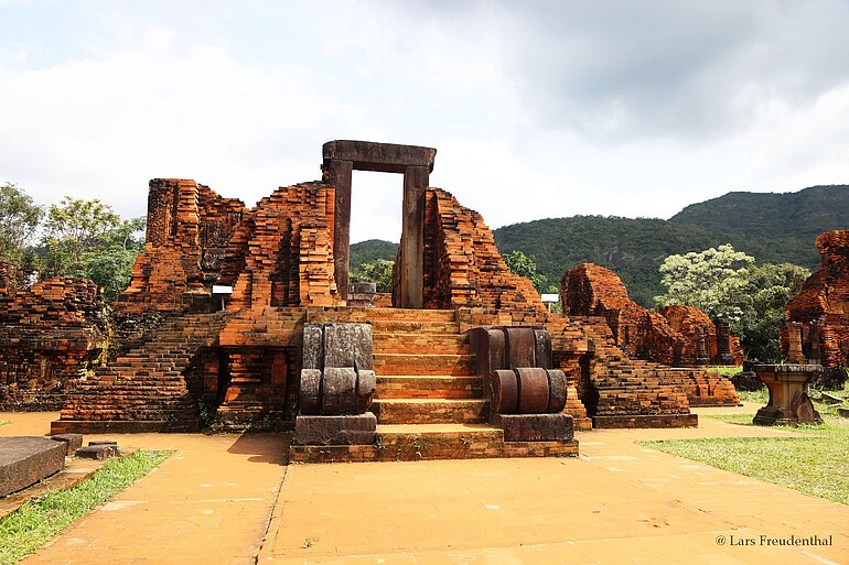 Tor-Turm bzw. das Eingangstor C2 (Gopura) der Tempelgruppe C des Heiligtums Mỹ Sơn