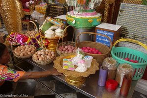 Opfergaben beim Phra Pathom Chedi