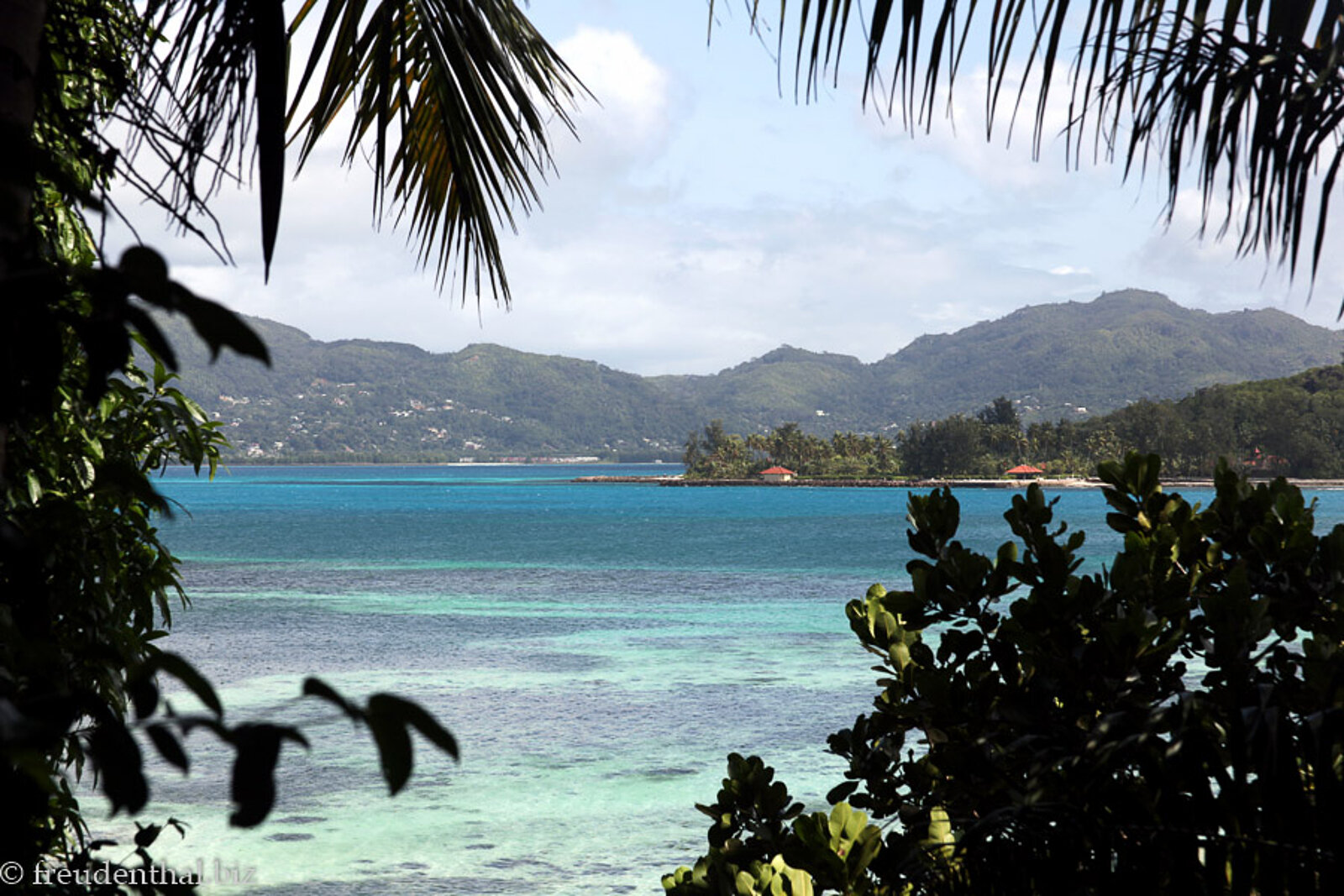 Blick von der Insel Moyenne nach Sainte Anne und Mahé auf den Seychellen