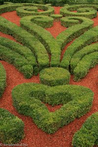 Broderie-Parterre aus Buchs und Ziegel