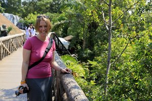 Annette auf dem erhöhten Rundgang um Dusit Zoo