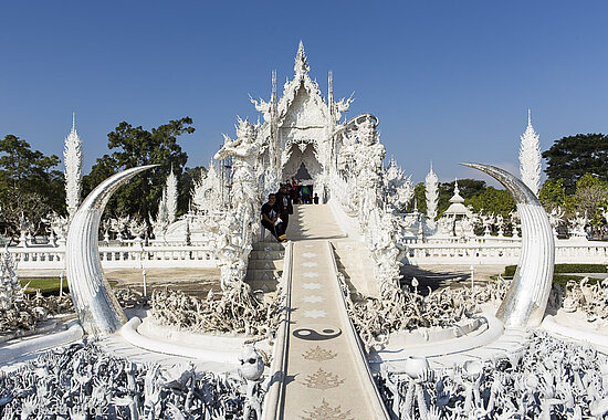 beim weißen Wat Rong Khun auf der Reise nach Laos