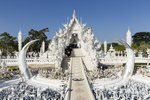 beim weißen Wat Rong Khun auf der Reise nach Laos