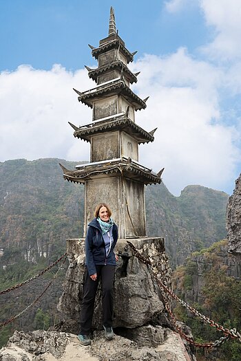 Annette bei einer kleinen Pagode auf dem Aussichtsberg Hang Múa bei Ninh Binh