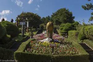 Ein goldener Riesenpenis im Blumenbeet des Haesindang Park