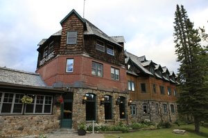 Das urige Gebäude der Deer Lodge im Banff Nationalpark