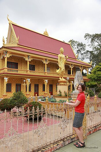 Annette bei der Ziegelofen-Pagode Chùa Lò Gach im Mekong-Delta