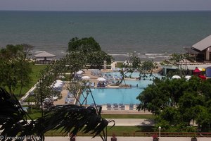 Blick vom Zimmer über den Pool des Novotel auf den Golf von Thailand