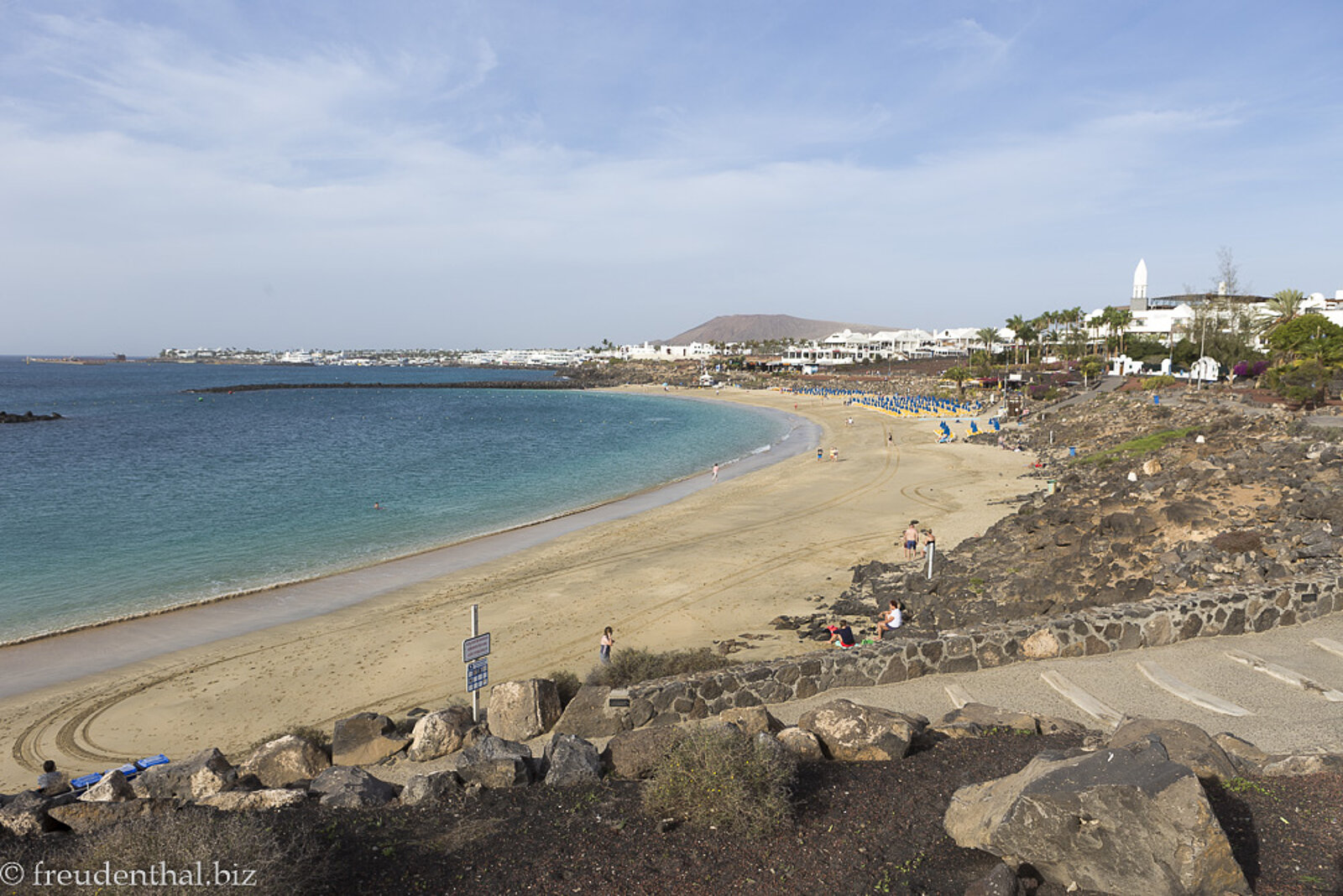 Aussicht über einen Küstenstreifen nach Playa Blanca auf Lanzarote