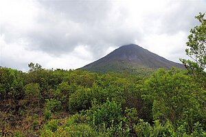 Heute ist es ruhig und die Lava ist mit viel Grün überwachsen.