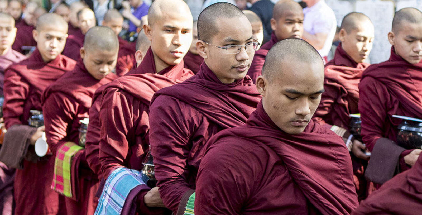 Mönche im Maha Gandaryon Kloster bei Amarapura in Myanmar