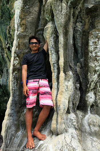 Fotostopp bei einem Stalaktiten bei Ko Hong