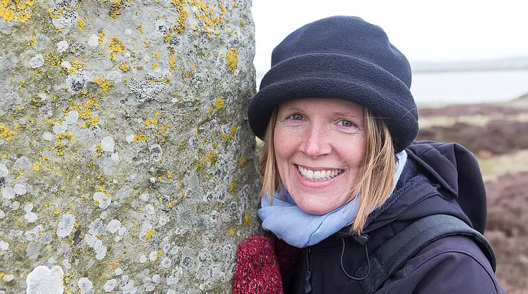 Anne beim Ring of Brodgar