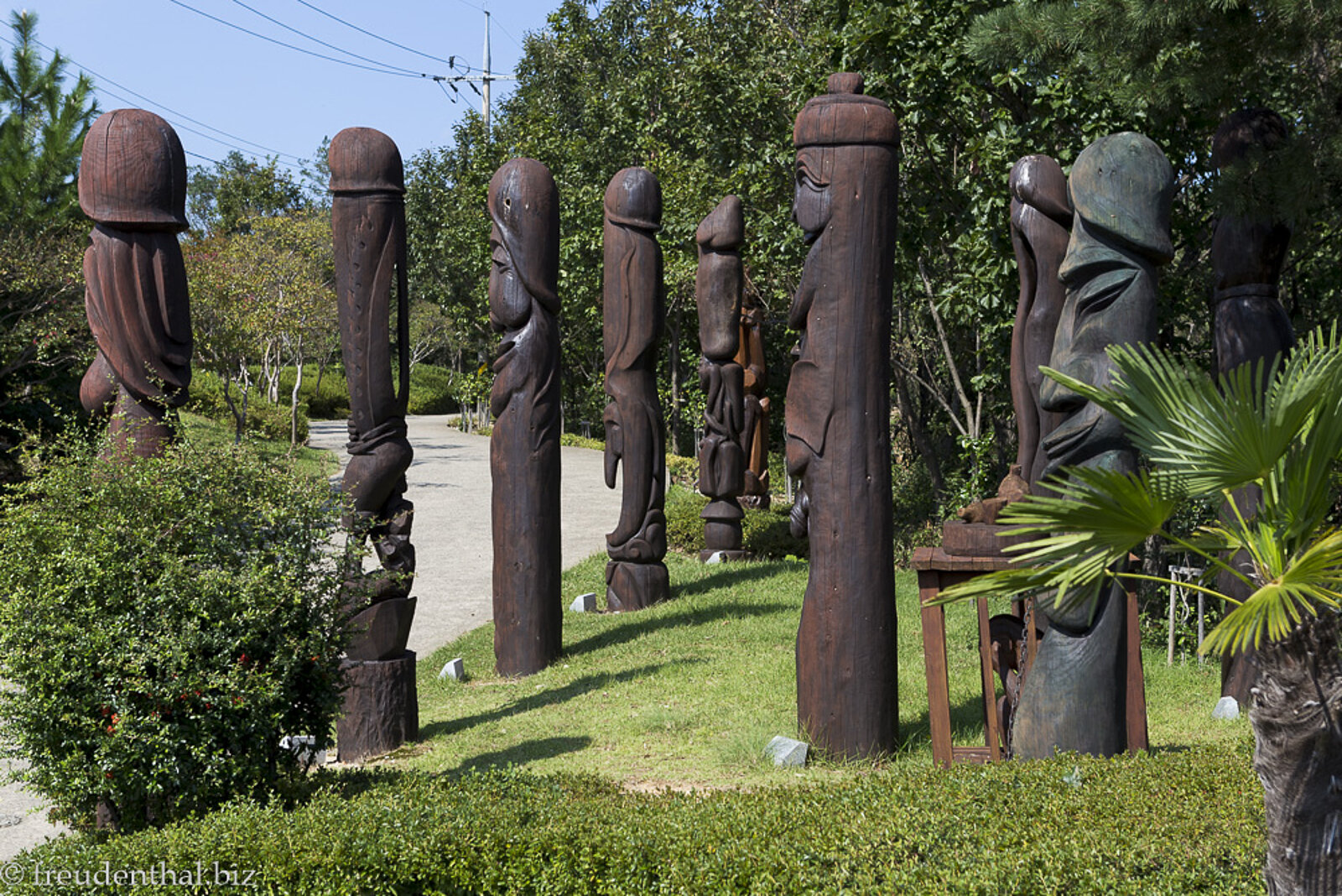 Phallus Statuen im Haesindang Penis Park in Südkorea