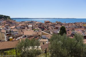 Blick über die Altstadtdächer von Piran bis nach Kroatien