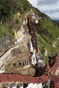 überdachte Treppengänge zu den Pindaya-Höhlen