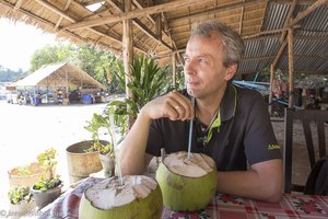 Lars beim Kokosnuss-Schlürfen in Laos