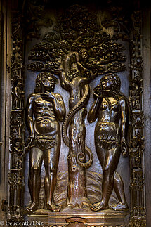 Sündenfall von Adam und Eva im Chorgestühl der Kathedrale von Auch