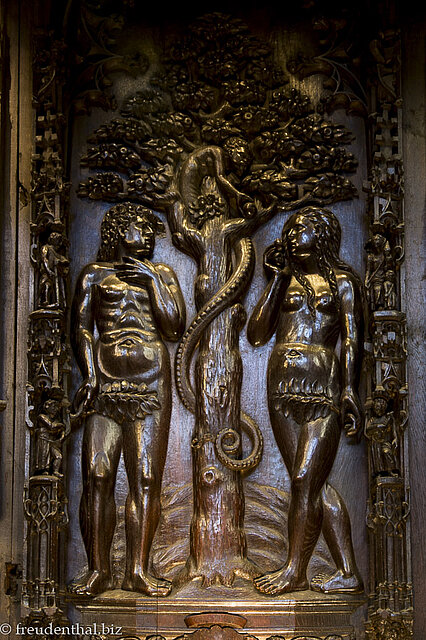 Sündenfall von Adam und Eva im Chorgestühl der Kathedrale von Auch