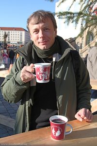 Lars genießt seinen Holunderblüten-Glühwein