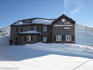 das Edmund-Probst-Haus oberhalb der Lodge