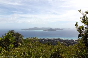 Aussicht vom Nid D'Aigle nach Praslin und Round Island (davor)