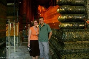 Wat Pho - Annette und Lars vor dem Ruhenden Buddha