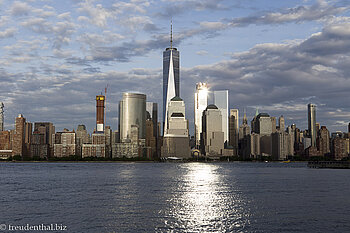 glitzernde Skyline Manhattans im Sonnenuntergang