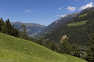 Die Jaufenburg ist weit in der Ferne zu erkennen