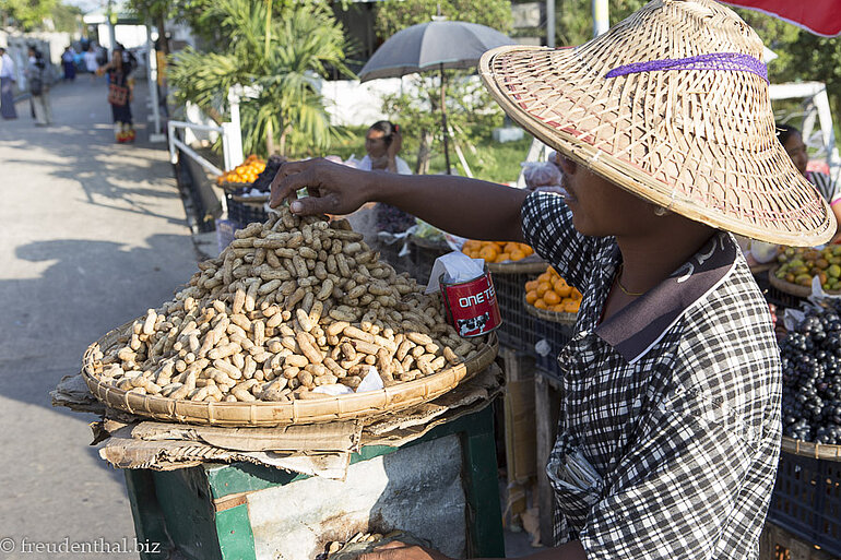 Erdnussverkäufer auf dem Weg nach Mandalay Noch ein Erdnussverkäufer auf dem Weg nach Mandalay