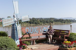 Anne in Chiang Khong - dahinter der Mekong