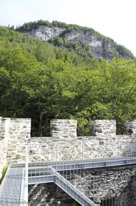 Ein Stahlgerüst in der Burgruine Resti