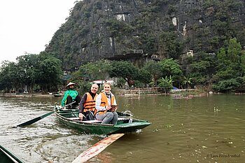 Bootstour ab Văn Lâm auf dem Ngoạ Đồng durch das Tal der drei Höhlen