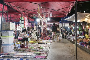 Buntes Allerlei am Nachtmarkt von Luang Prabang