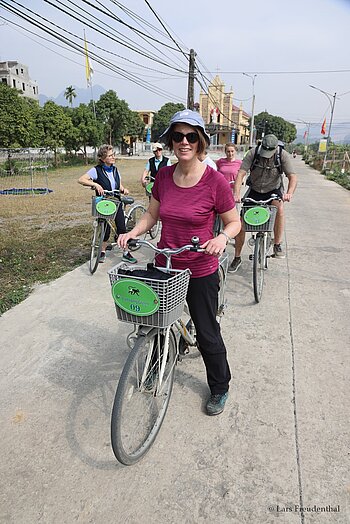 Annette auf Radtour bei Van Long 