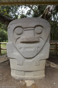 Figur mit Reißzähnen aus der San-Agustín-Kultur von Kolumbien.