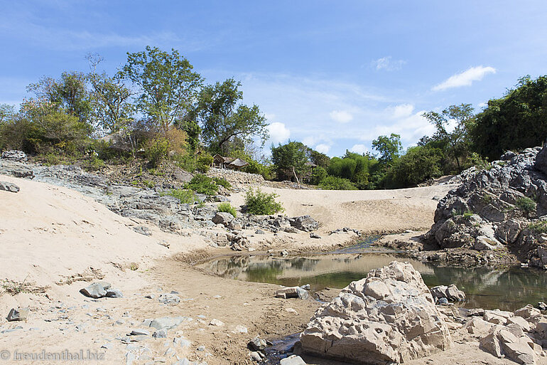Uferbereich des Somphamit-Wasserfalls am Mekong Uferbereich des Somphamit-Wasserfalls am Mekong