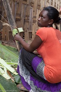 Dorze-Frau beim Mahlen von falschen Bananenblättern