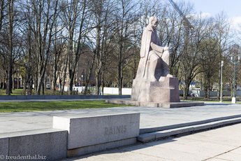 Skulptur von Rainis auf der Esplanade von Riga