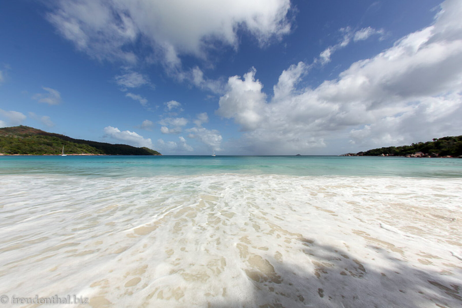 Wellen am sonnigen Strand der Anse Lazio auf Praslin
