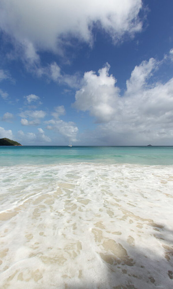 Wellen am Strand der Anse Lazio