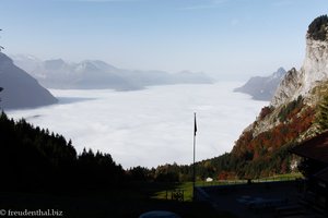 Blick auf der Nebelmeer über Schwyz und dem Vierwaldstättersee