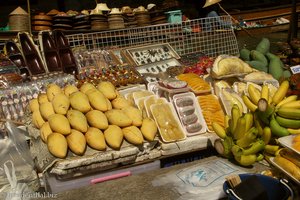 Frische Früchte sowie Käfern und Spinnen bei den Floating Markets.