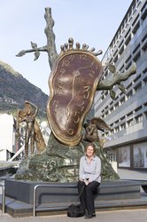 Anne bei der »La Noblesse du Temps« von Salvador Dalí in Andorra