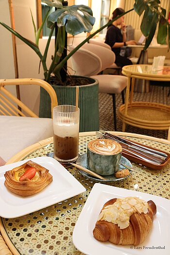 Cappuccino, Egg-Coffee und süße Teilchen im Paris Baguette in Saigon