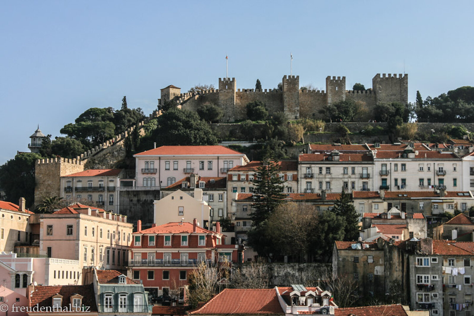 Aussicht vom Zentrum Lissabons auf den Burgberg mit dem Castelo de São Jorge
