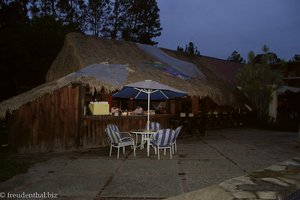 Blick vom Pool zur Bar und dem Restaurant