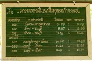 Fahrplan im Bahnhof Tham Krasae an der Todesstrecke am River Kwai
