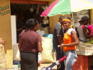 Klatsch und Tratsch auf dem Markt in Higüey